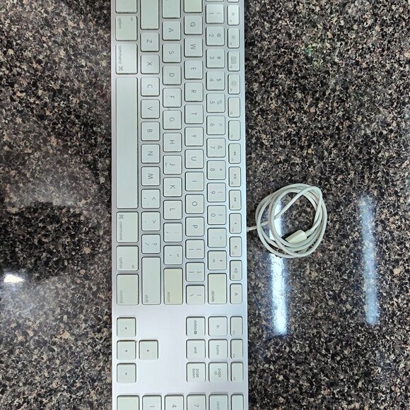 Apple USB A1243 Wired Keyboard with Numeric Keypad with 2 Additional USB Ports - Picture 7 of 9